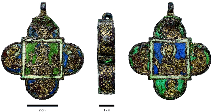 Neutronová technologie našla uvnitř středověkého relikviáře kosti a textilie